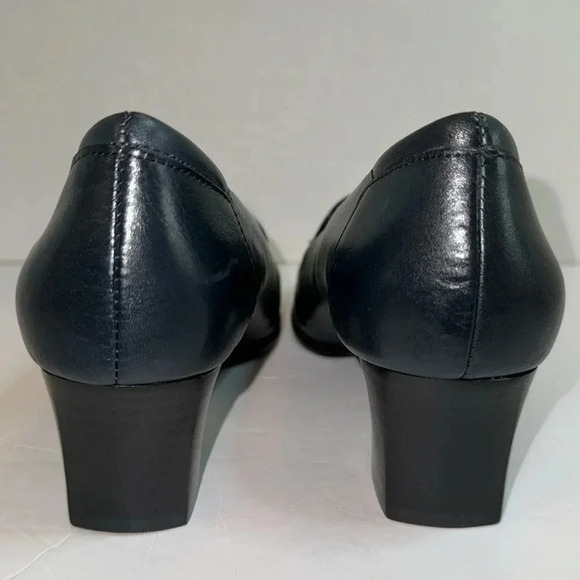 St. John’s Bay Navy Blue Heels - Picture 4 of 6